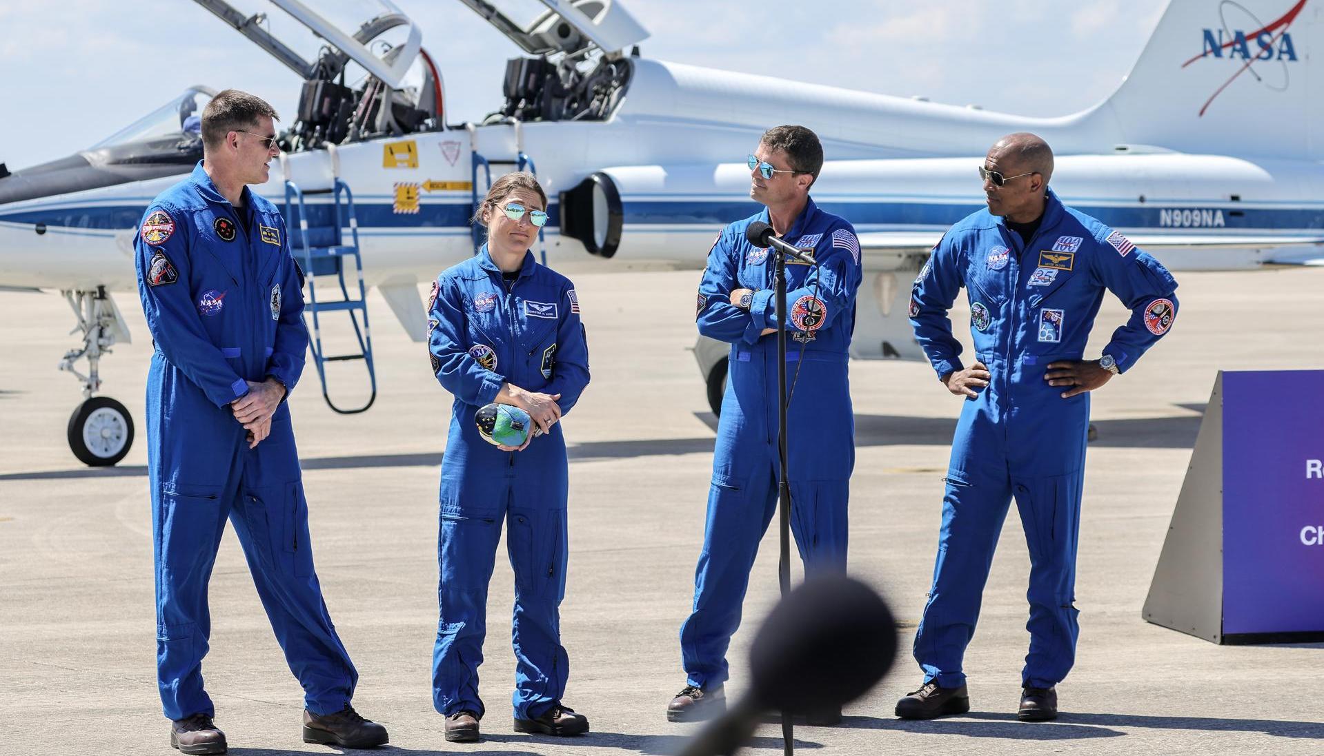 La tripulación de Artemis II (de izquierda a derecha): el especialista de misión Jeremy Hansen de la CSA (Agencia Espacial Canadiense), la especialista de misión Christina Koch, el comandante Reid Wiseman y el piloto Victor Glover.