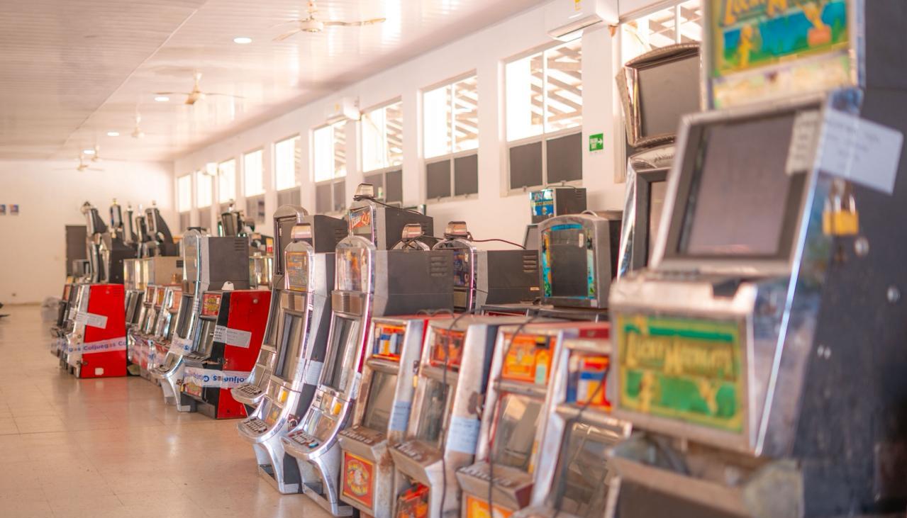 Máquinas tragamonedas incautadas. 