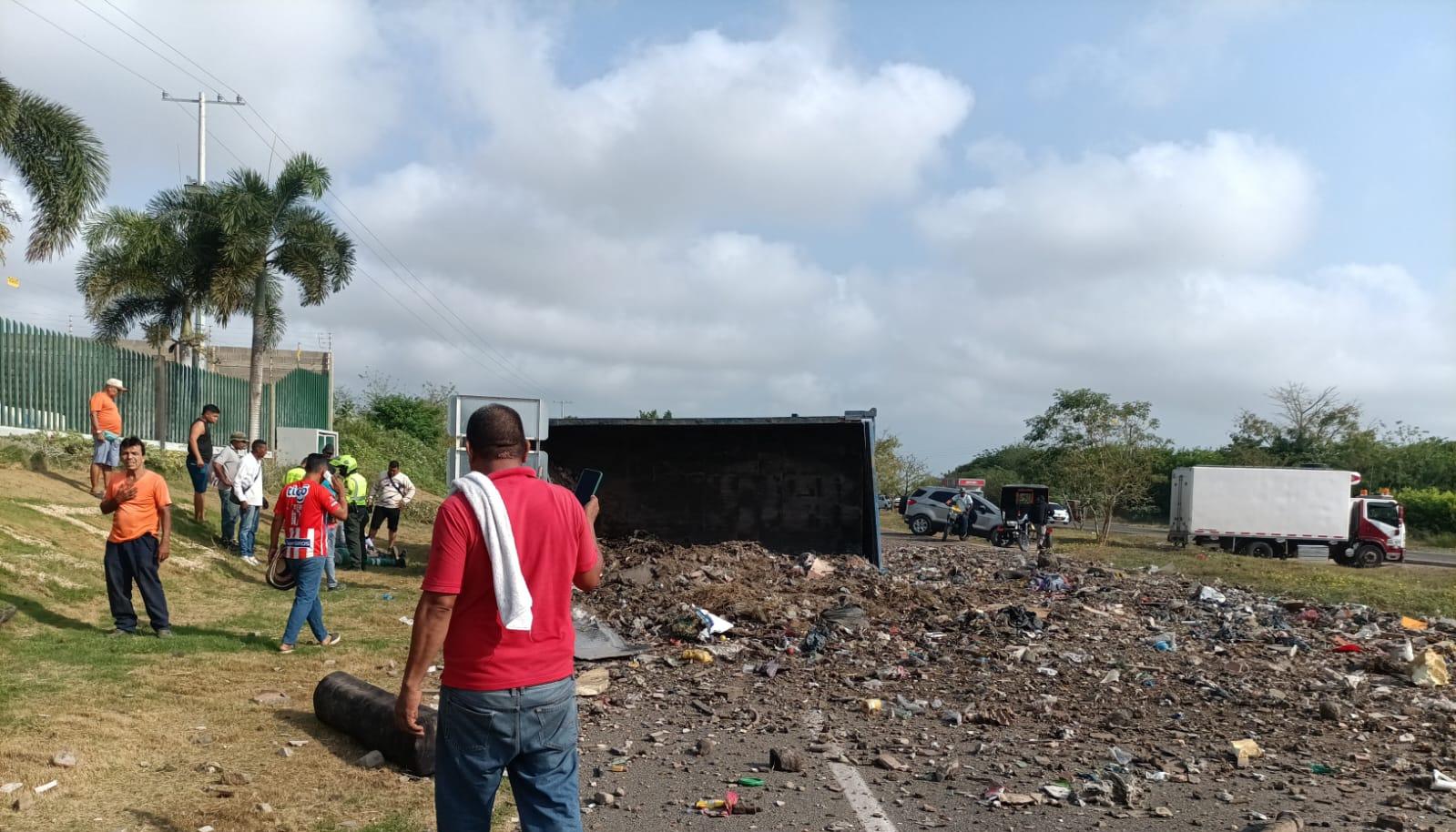 Volcamiento de volqueta variante Palmar-Sabanagrande.