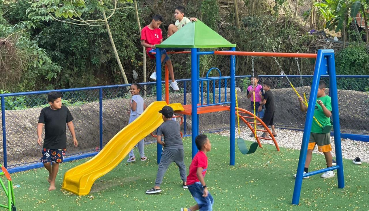 Los niños ya disfrutan del parque.