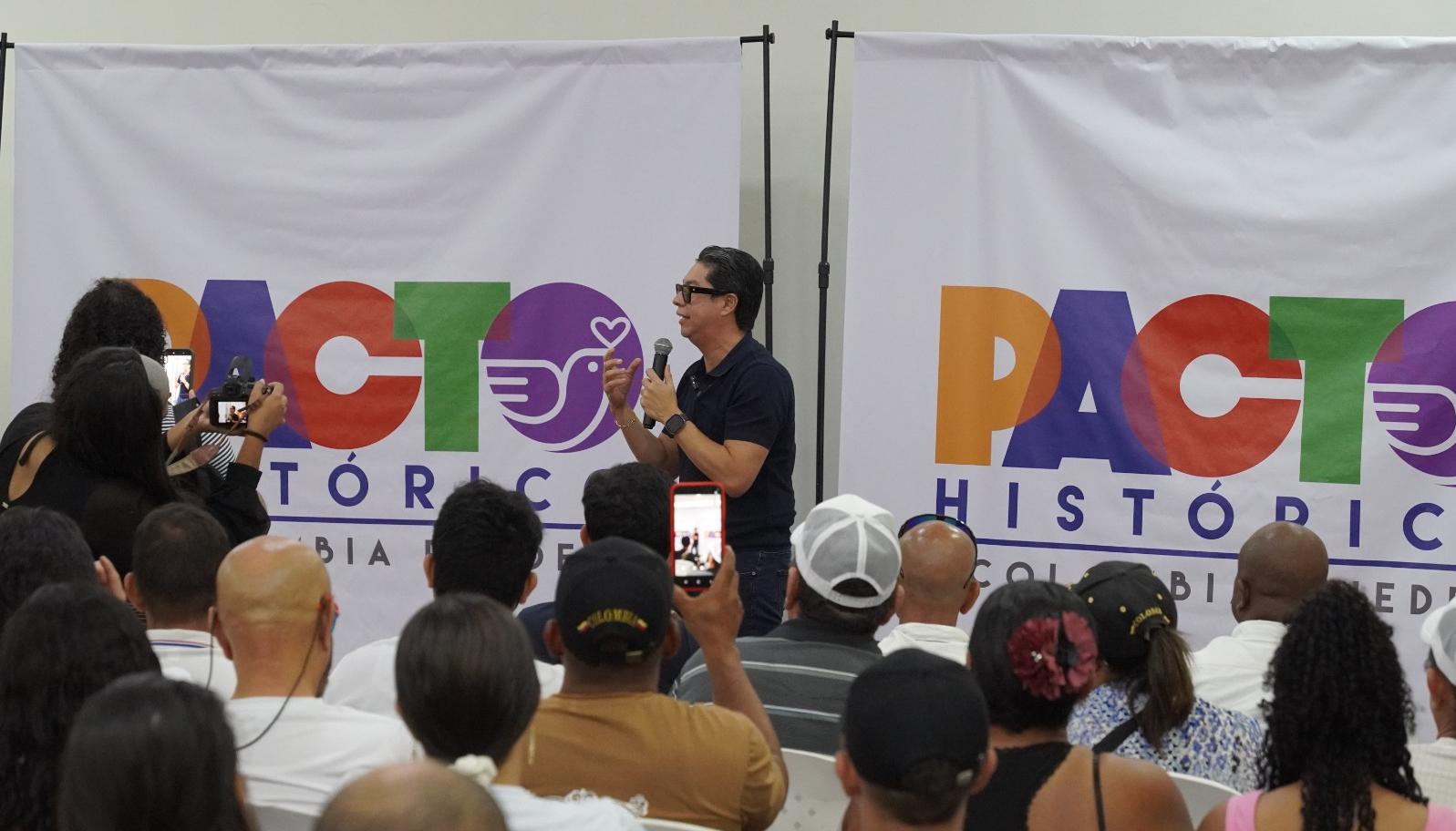 El reelegido senador Pedro Flórez celebrando con gente de su partido la victoria. 