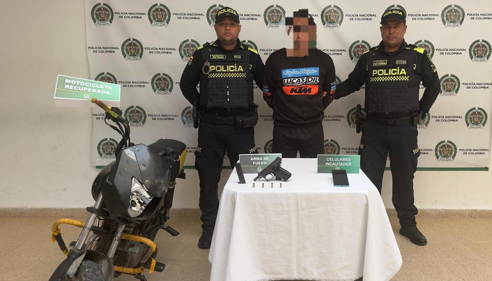 El capturado junto a las autoridades.