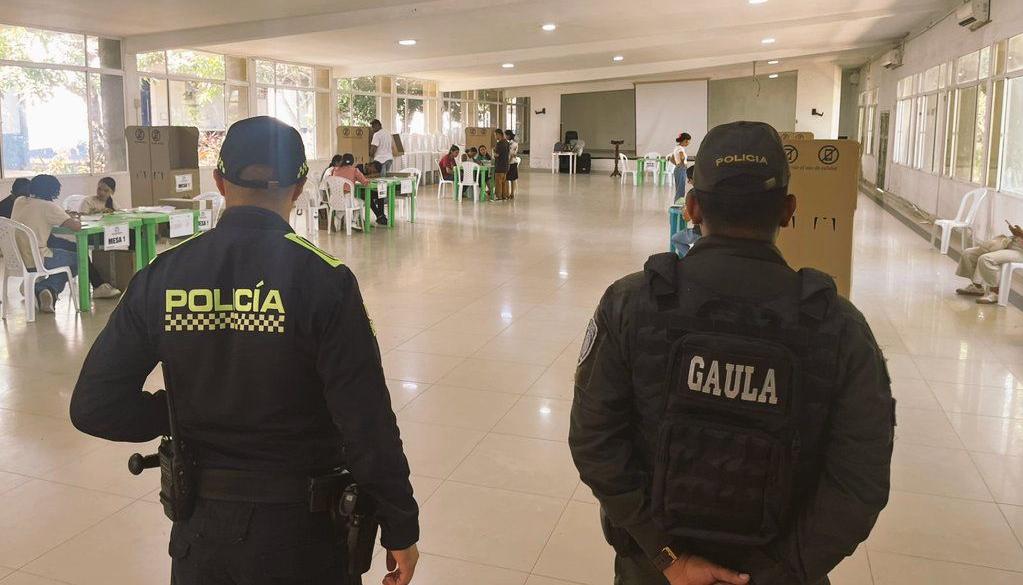 Policía custodiando un puesto de votación.