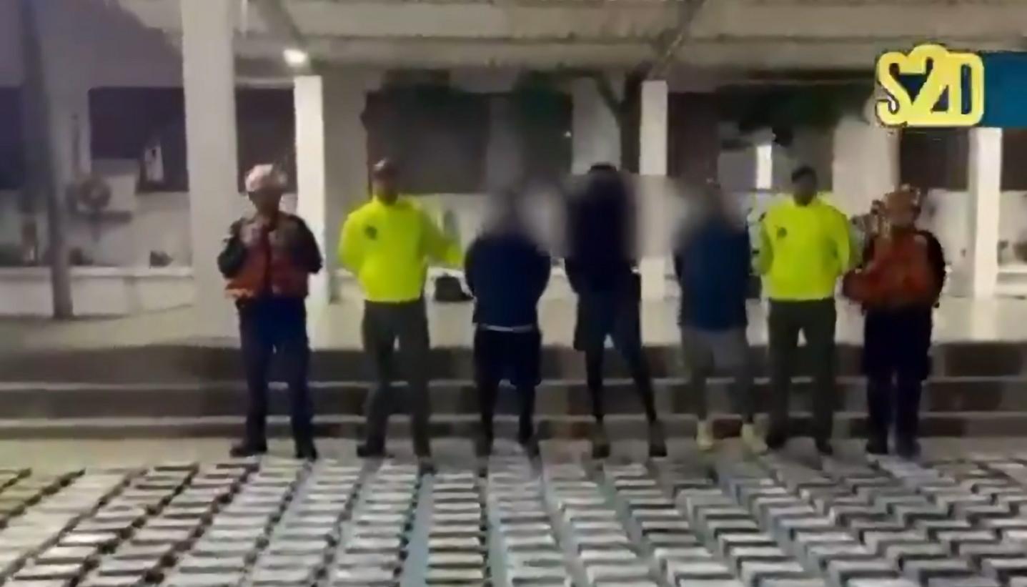 Las autoridades junto a parte de lo incautado y los tres capturados.