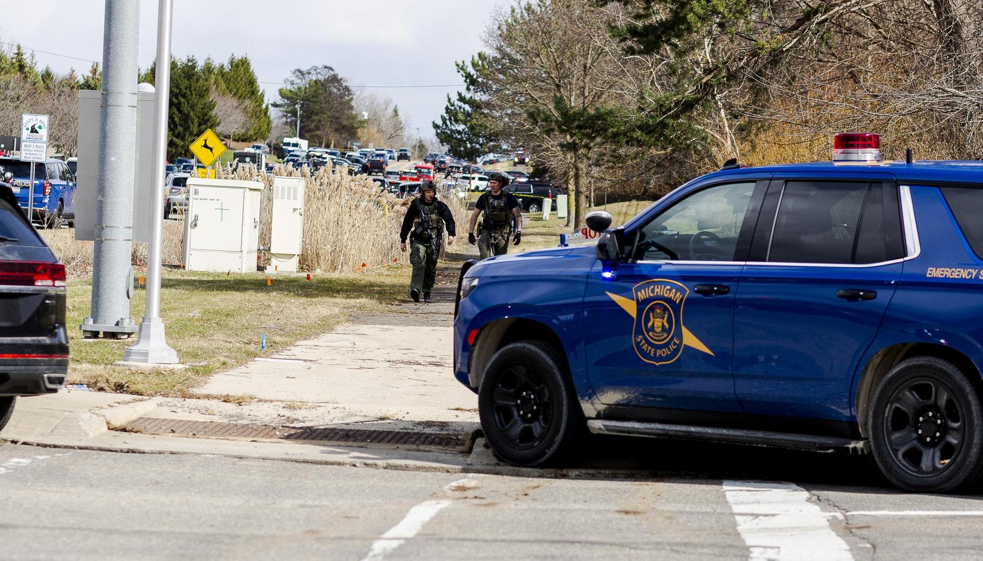 Agentes del orden en el lugar de un tiroteo en el Templo Israel en West Bloomfield, Michigan. 