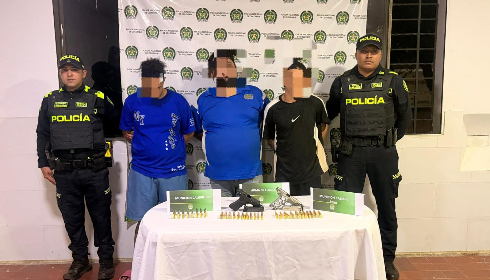 Autoridades junto a los capturados.