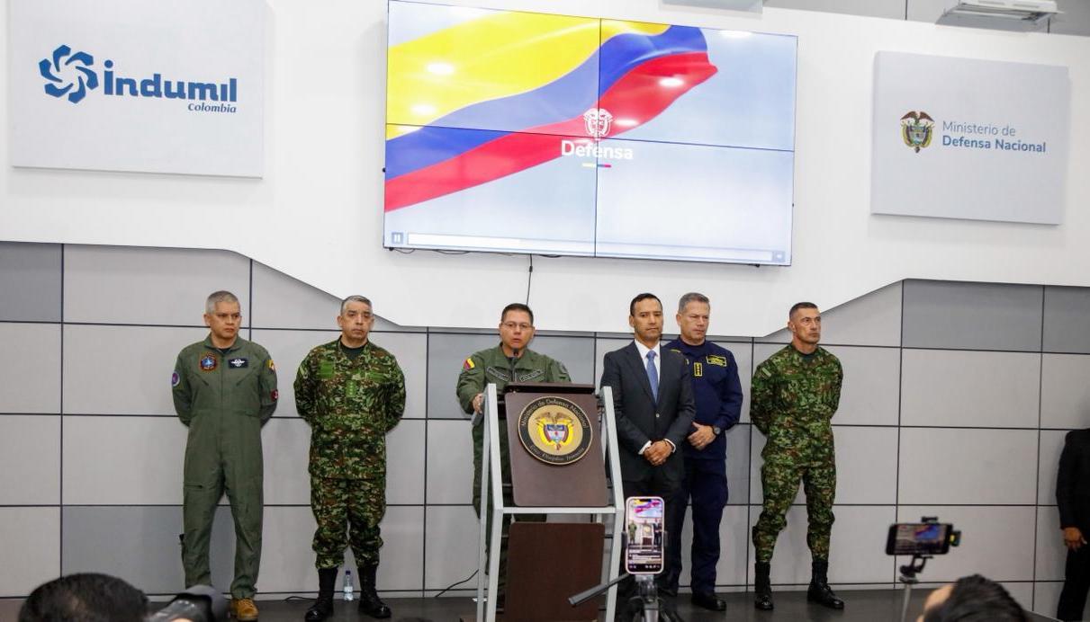 El ministro de Defensa, Pedro Sánchez, con los altos mandos militares y de Policía. 