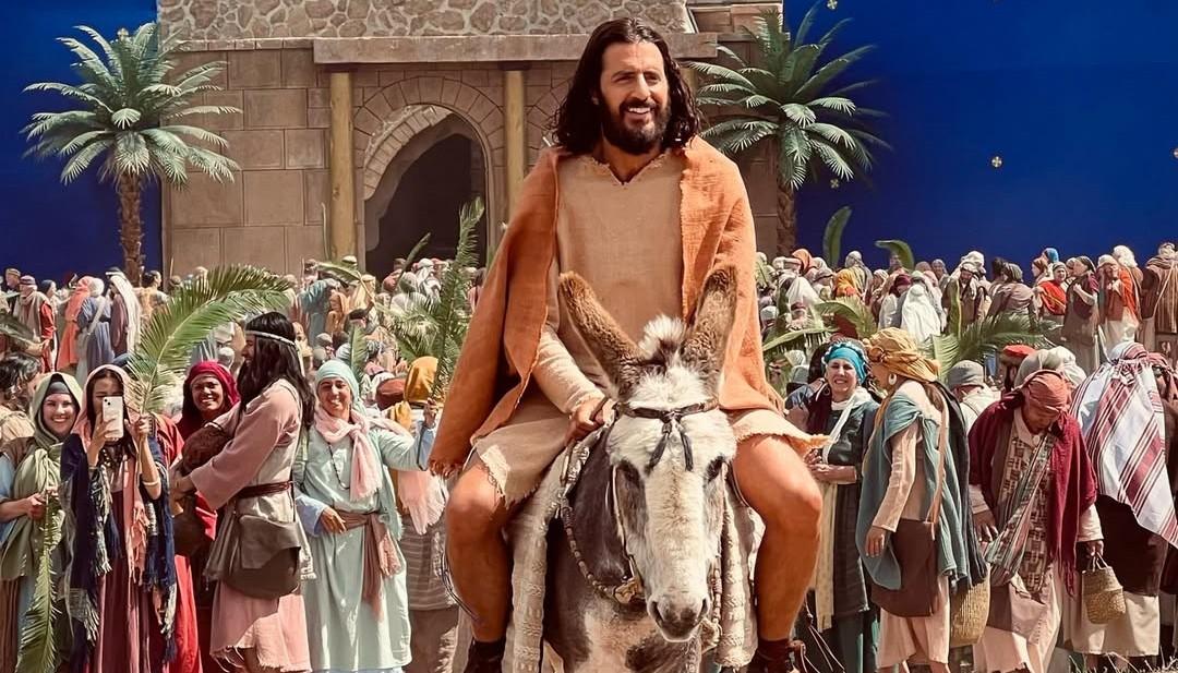 Jonathan Roumie, protagonista de la seria "Los elegidos". 