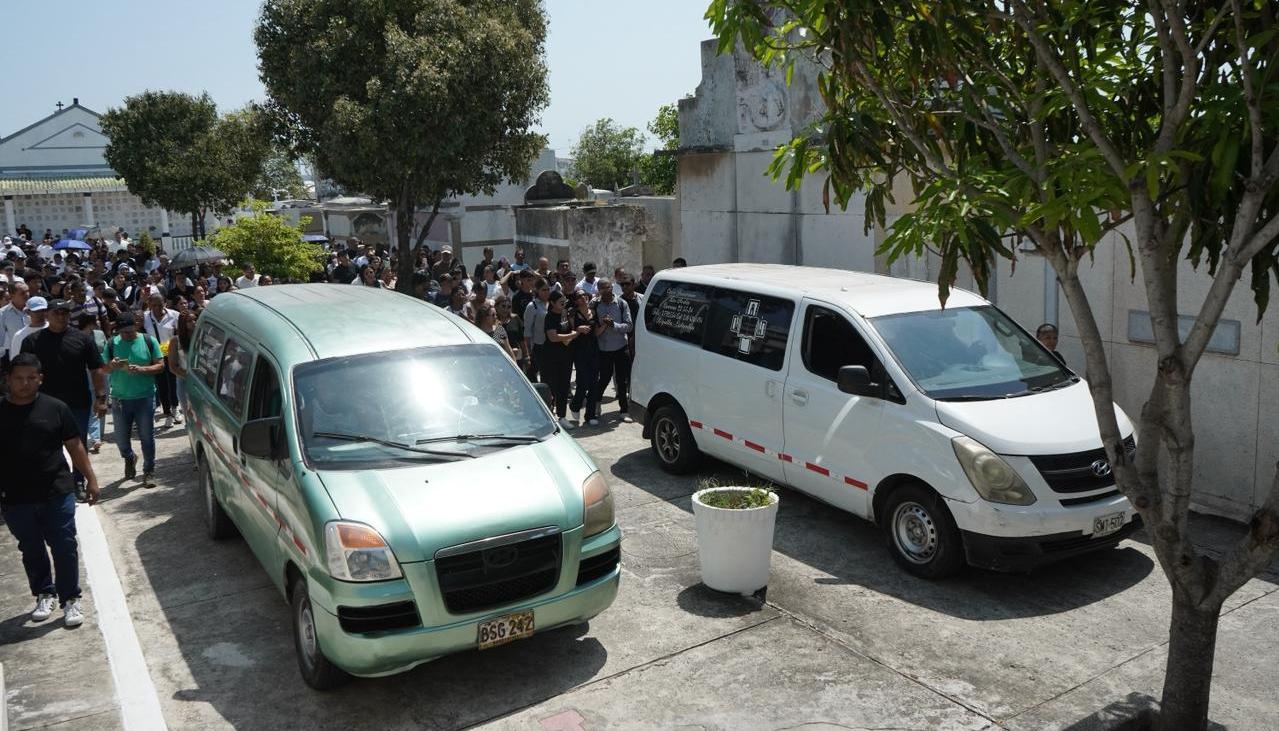 El sepelio de las dos hermanas se realizó este viernes en el cementerio Calancala. 