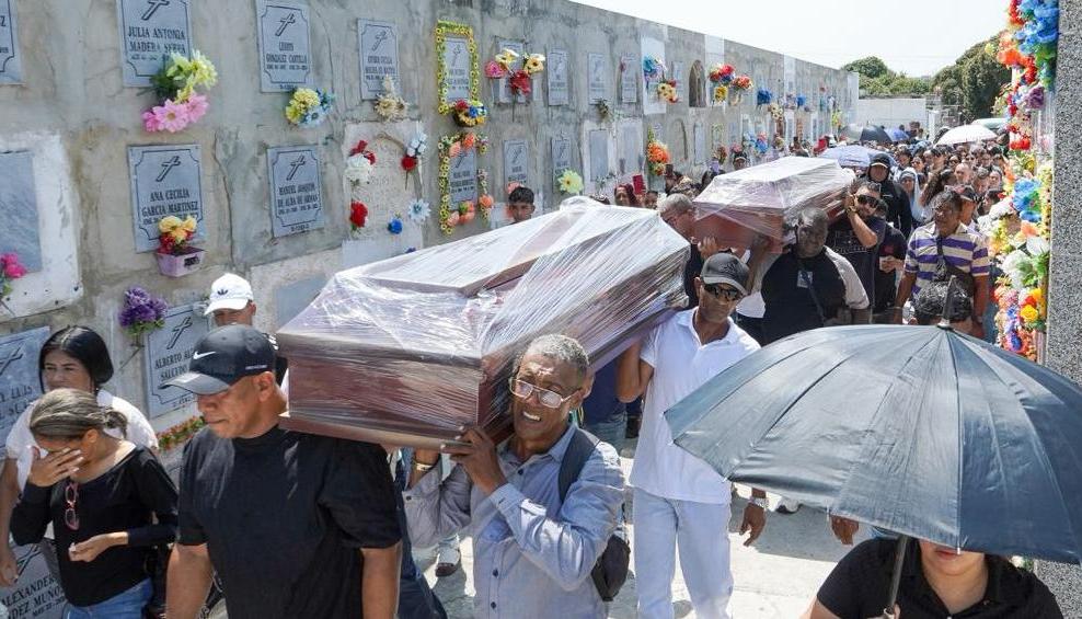 El sepelio de las dos adolescentes en el cementerio Calancalan.