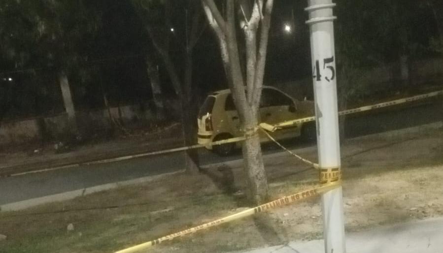 El taxi involucrado en el accidente con la moto en la que se movilizaba la pareja. 