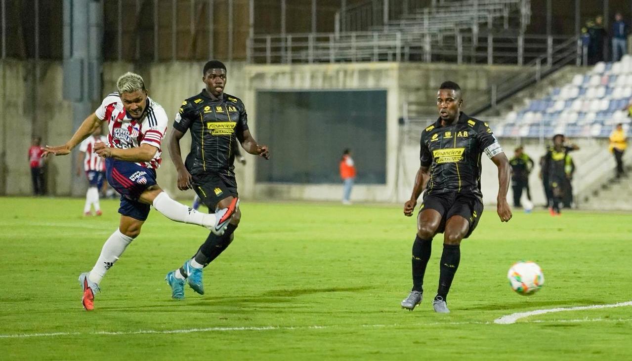 Teófilo Gutiérrez patea al arco para marcar el segundo de Junior