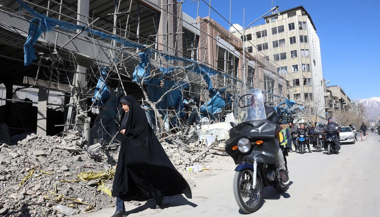 Un edificio dañado por un bombardeo de Israel y EE.UU. en Teherán.
