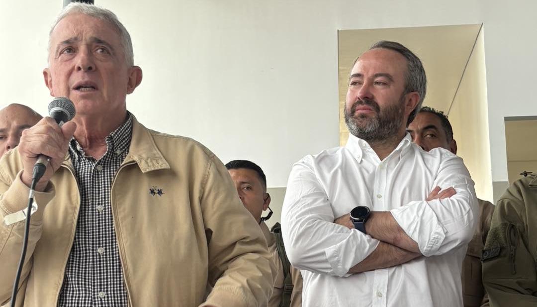 El expresidente Álvaro Uribe Vélez y el senador Ciro Ramírez (derecha).