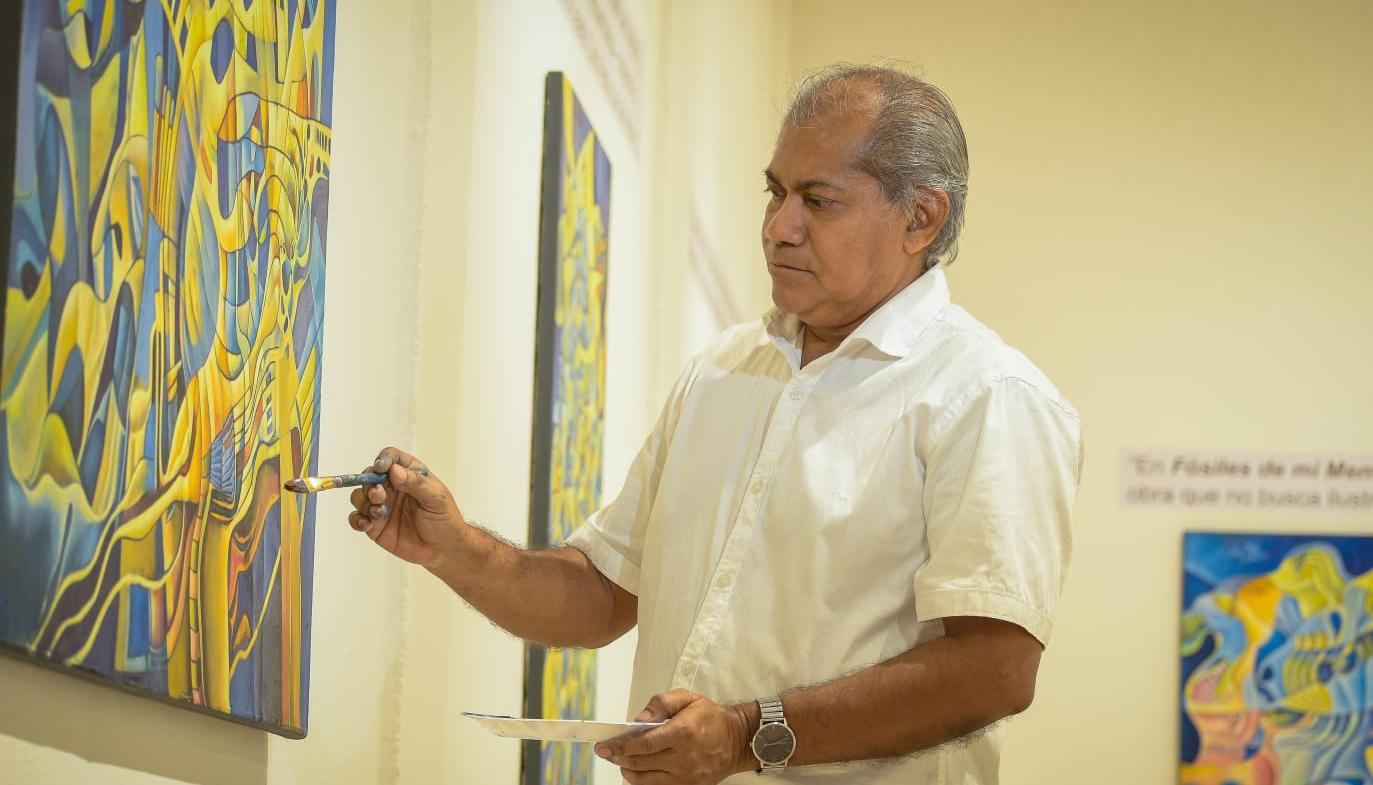 Arlington Suárez con su obra.