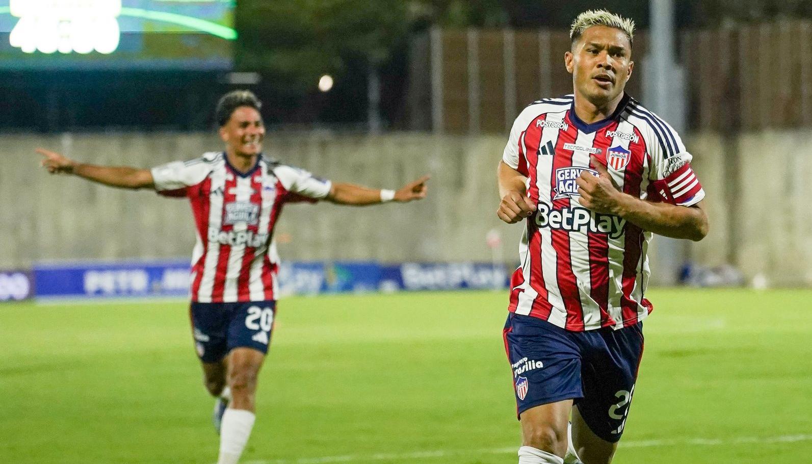 Jannenson Sarmiento, atrás, y Teófilo Gutiérrez, celebran