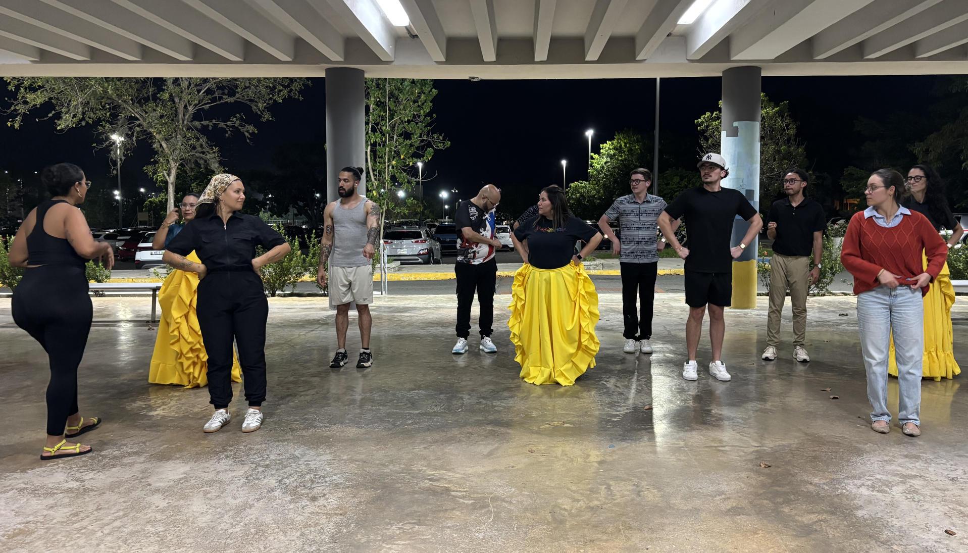 Sordos bailan al compás de la bomba.