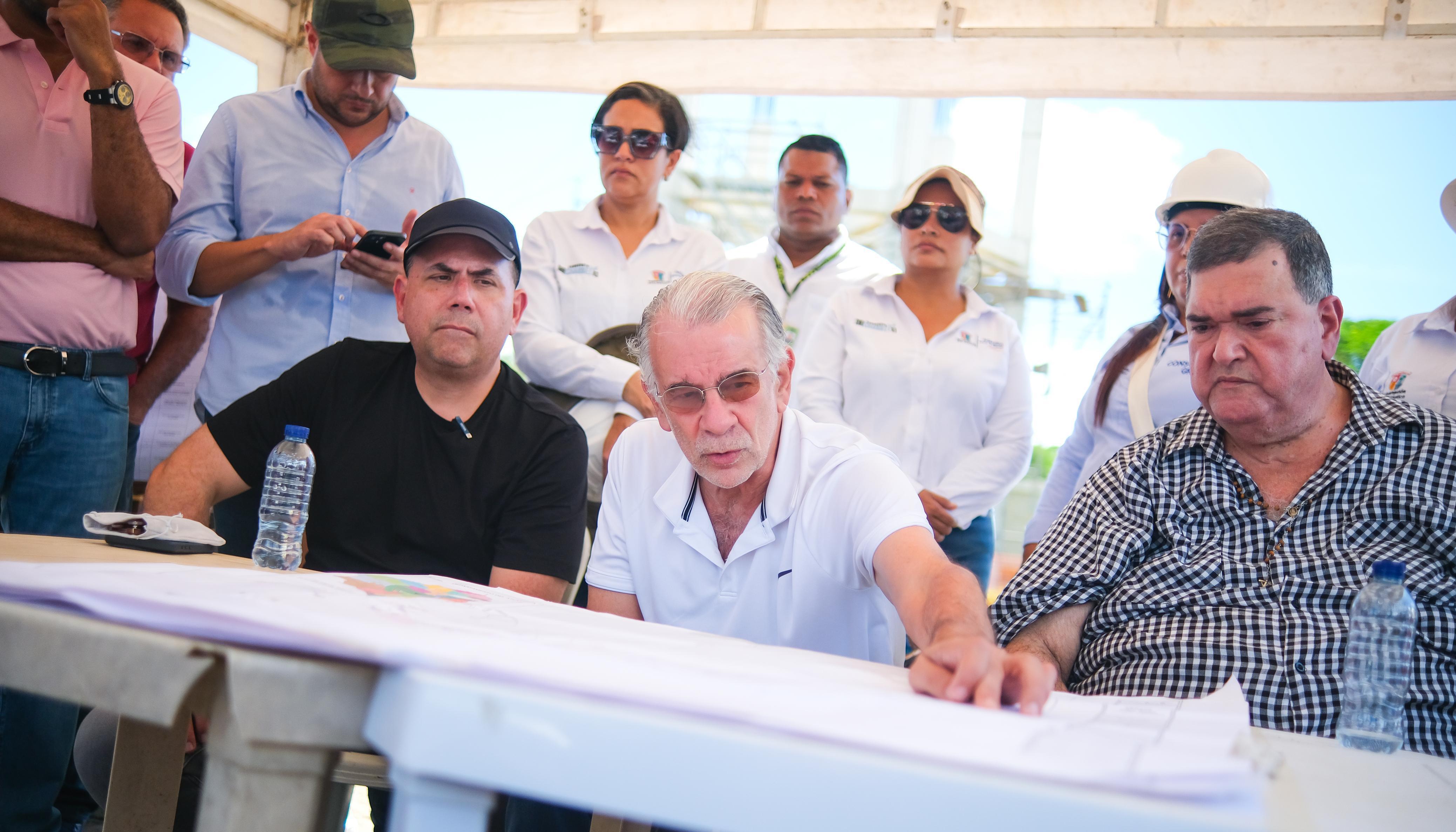 Gobernador Eduardo Verano y autoridades de Sabanalarga entregando balance de obras.