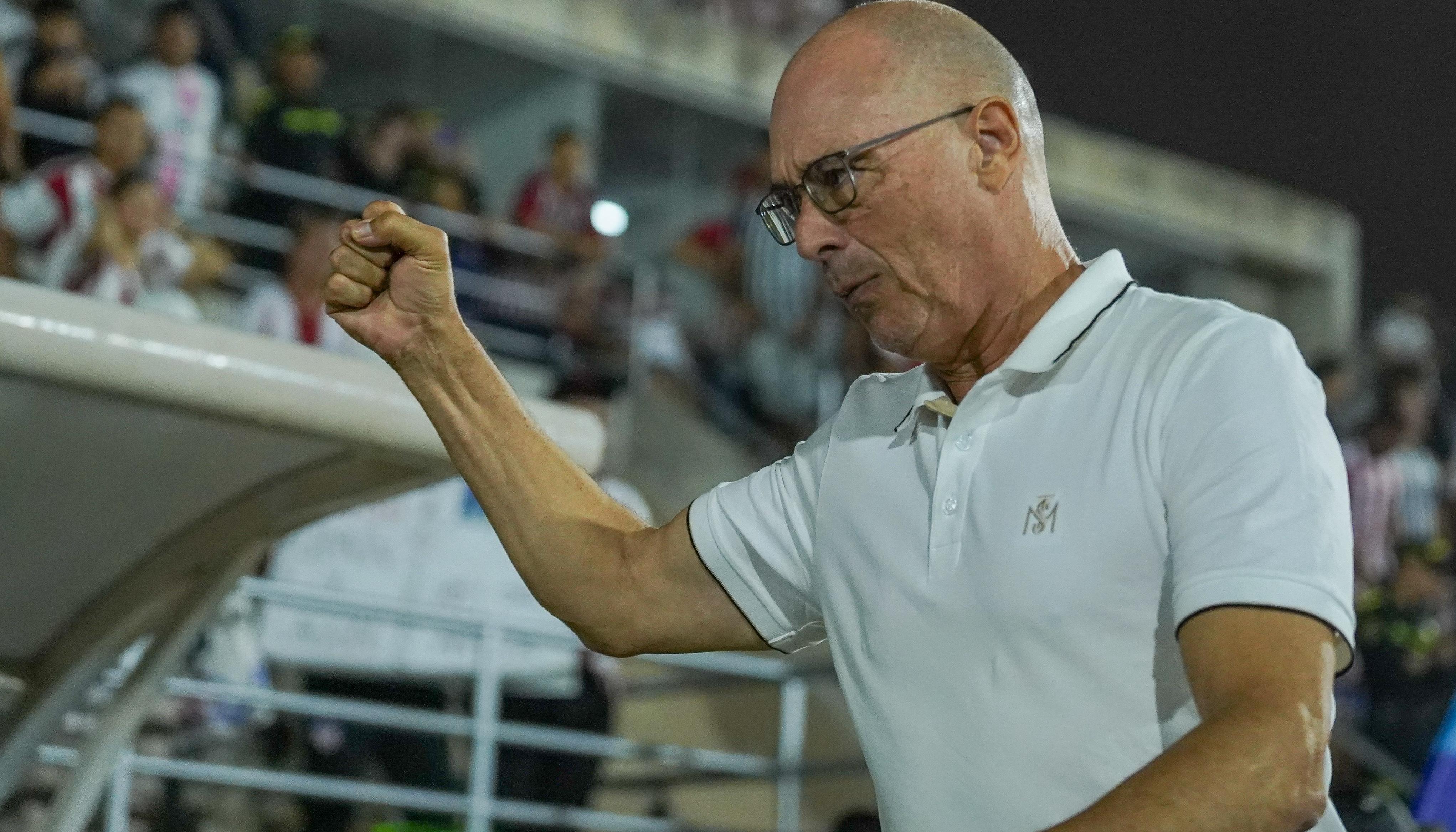 El técnico del Junior, Alfredo Arias, saluda al público antes del partido.