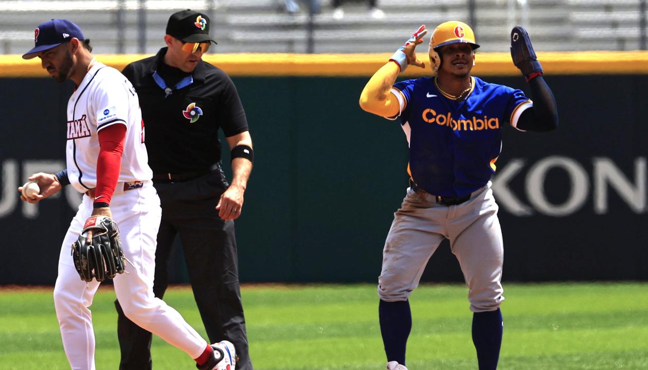 Gustavo Campero celebra tras llegar a salvo a la segunda base. 