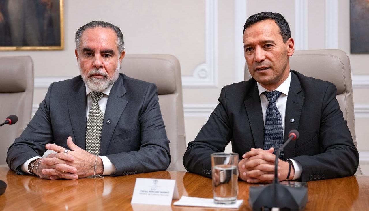 Armando Benedetti y Pedro Sánchez, ministros del Interior y Defensa, respectivamente. 