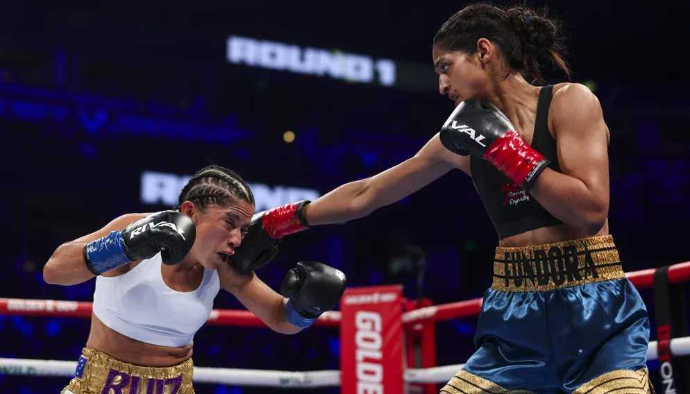Gabriela Fundora golpea con su jab a la colombiana Viviana Ruiz.