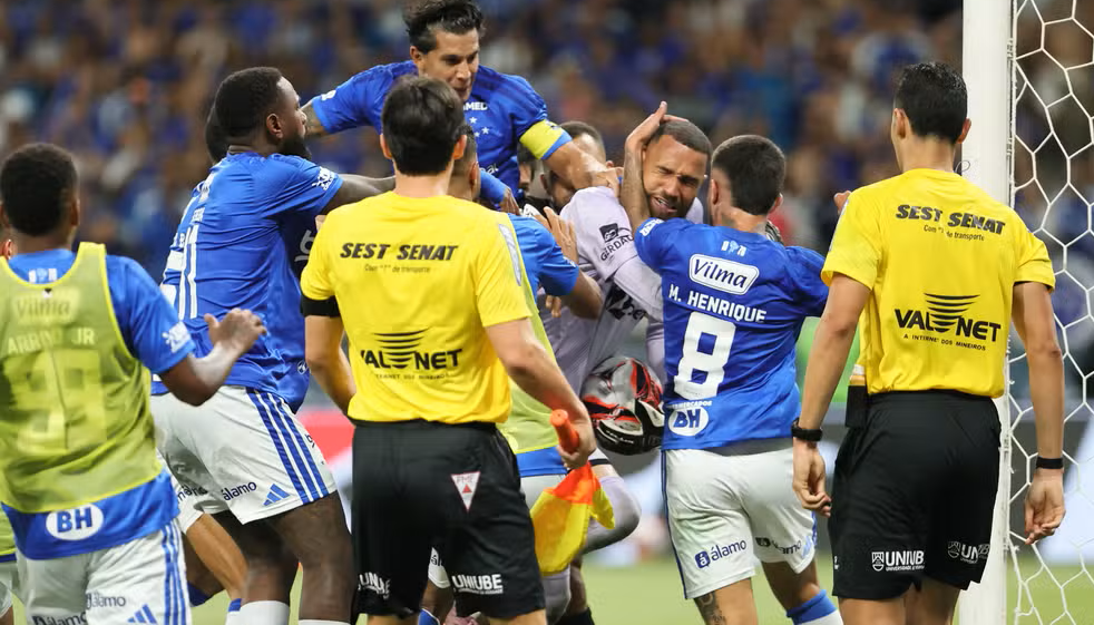 El portero del Atlético Mineiro, Everson, es agredido por jugadores del Cruzeiro.