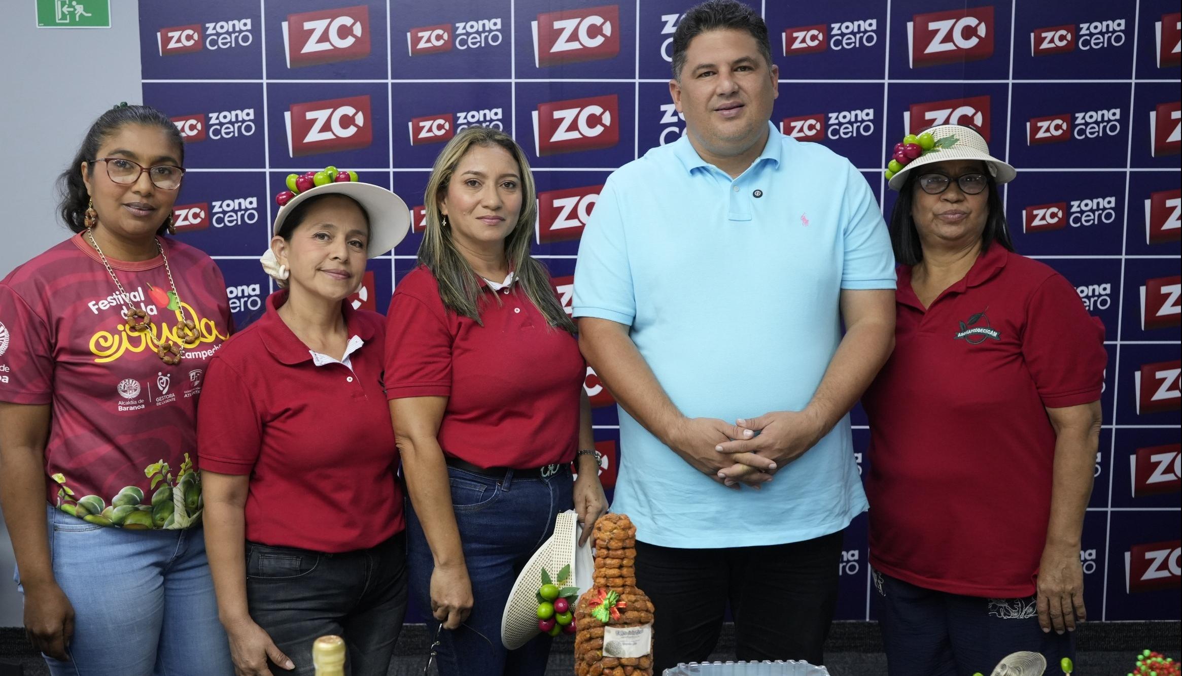 El alcalde Edinson Palma junto a las hacedoras del Festival de la Ciruela de Campeche. 