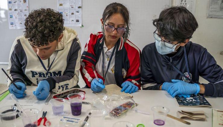 Estudiantes en clase de ciencias