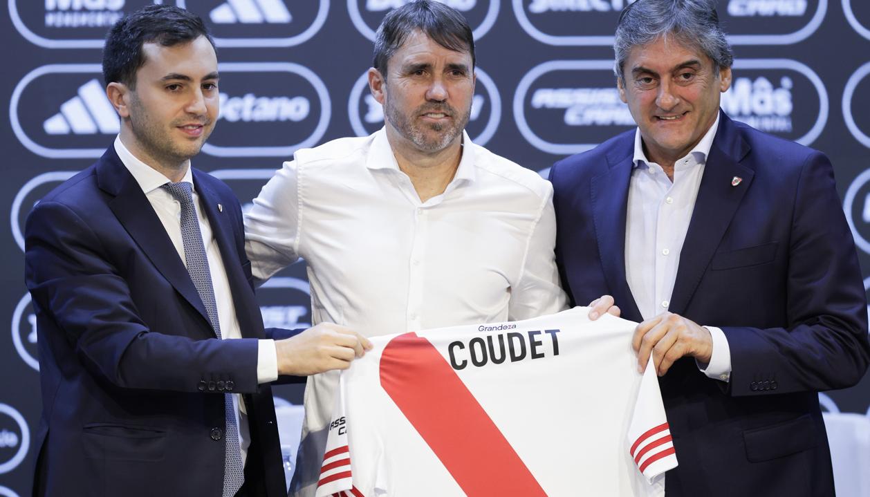 Eduardo Coudet con el presidente de River Plate, Stefano Di Carlo, y el director deportivo Enzo Francescoli.