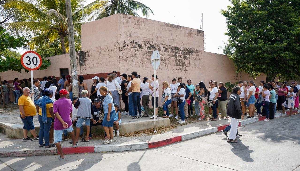 Desde tempranas horas se observan largas filas en las afueras de la Cruzada Social.