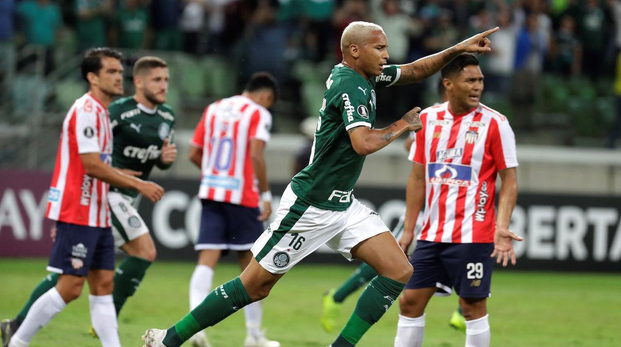 Deyverson, de Palmeiras, celebra su gol contra Junior, en la Copa Libertadores de 2019.