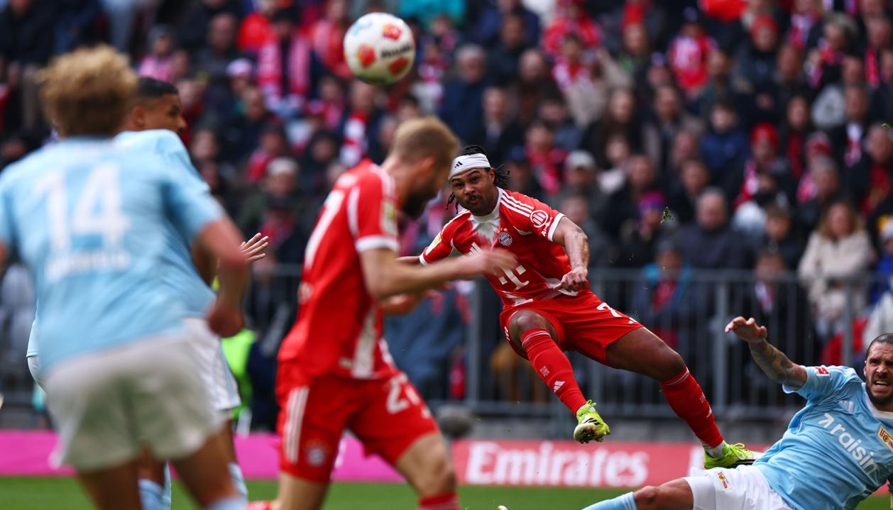 Serge Gnabry, autor de un doblete, remata al pórtico del Union Berlín.
