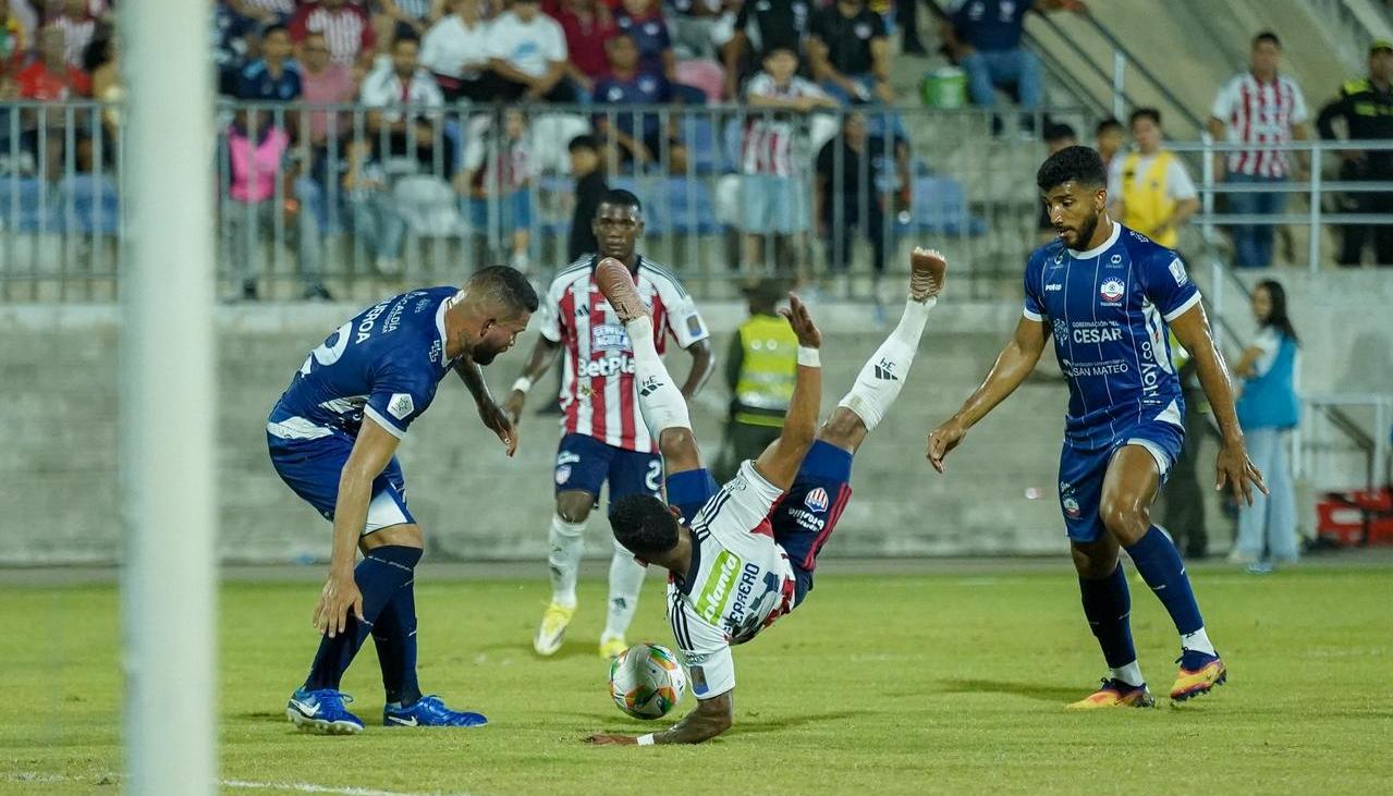 Jugada acrobática de Jhomier Guerrero intentando rematar al pórtico de Alianza Valledupar.ñ