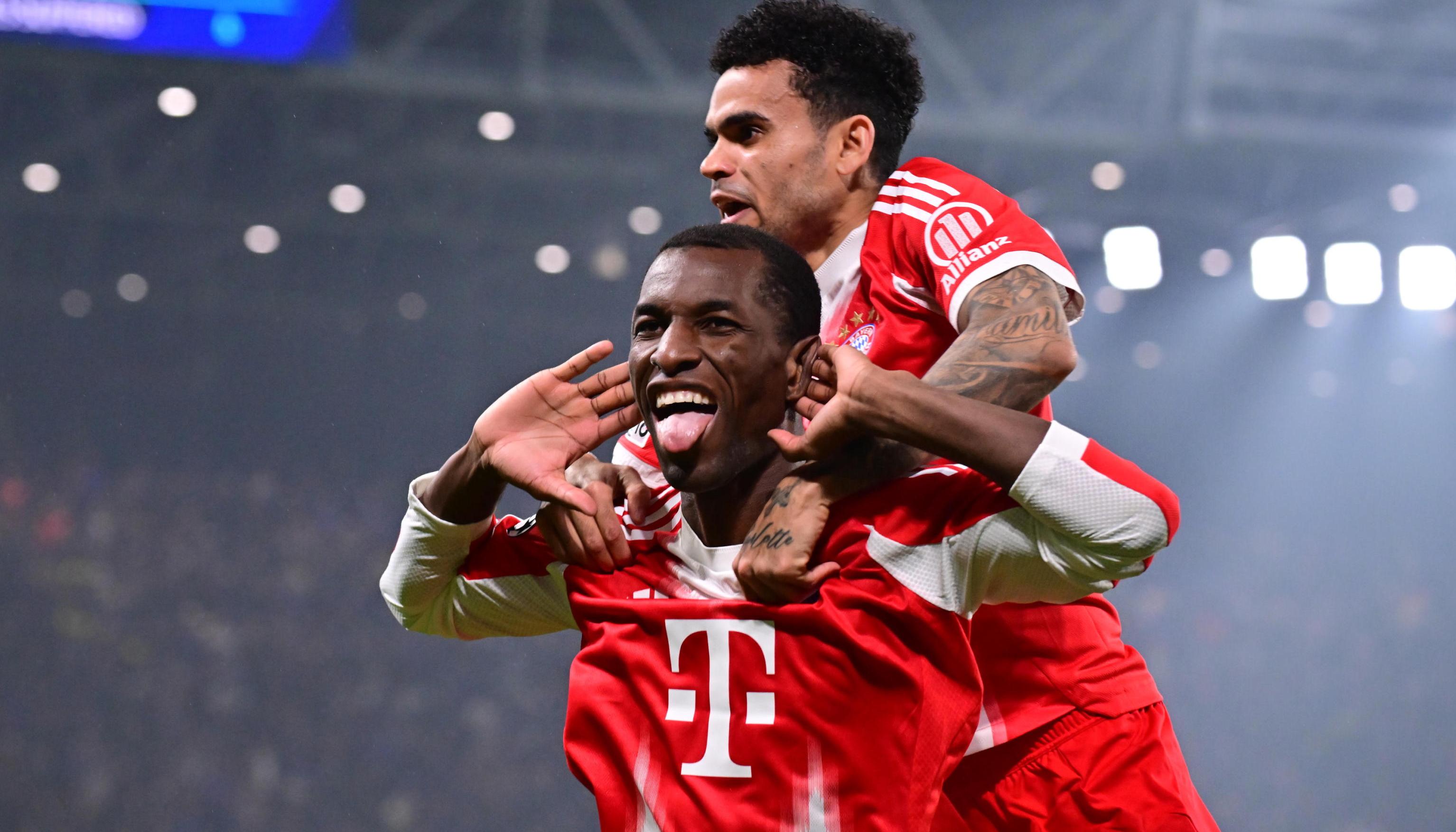 Luis Díaz festeja el cuarto gol del Bayern marcado por Nicolas Jackson.