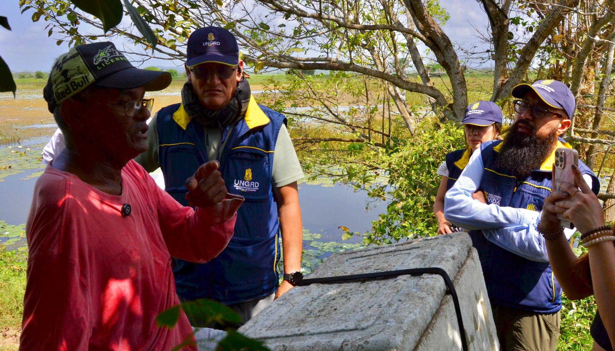 Carlos Carrillo, director de la Ungrd, durante la inspección de jarillones en Córdoba.