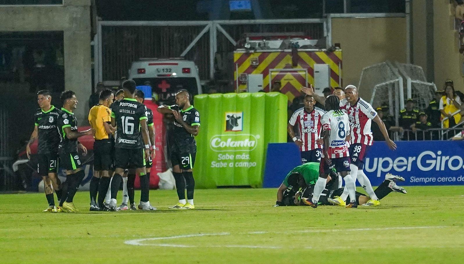 Jermein Peña junto a Yimmi Chará, segundos antes de su expulsión. 