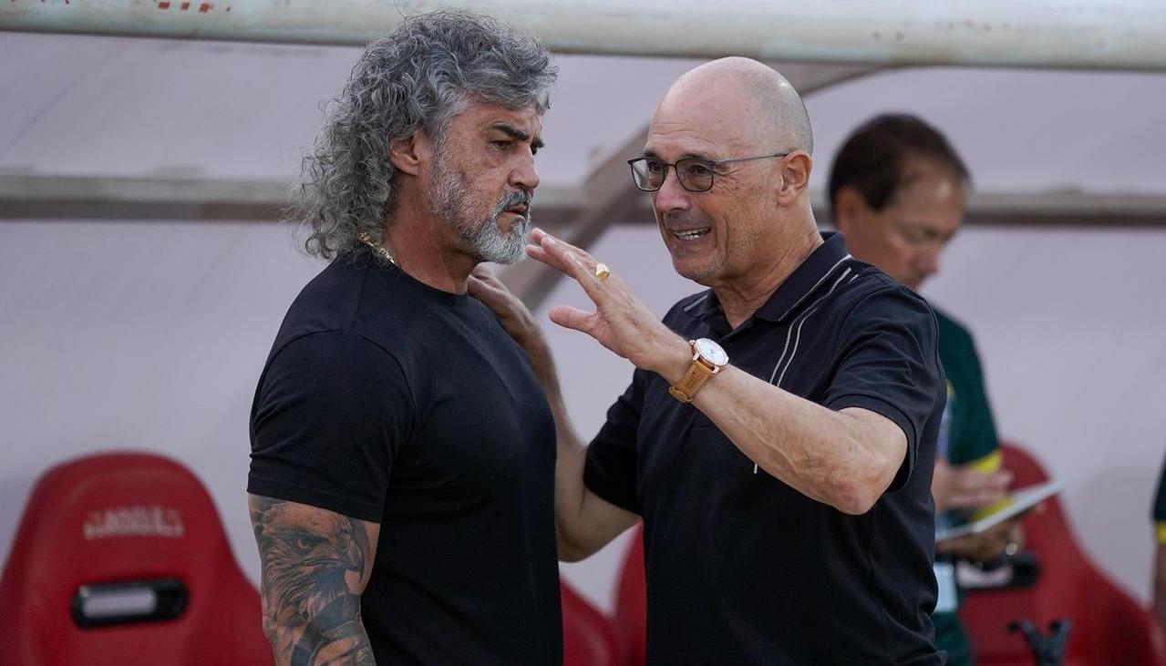 Alfredo Arias, técnico del Junior, dialoga con Leonel Álvarez, timonel del Bucaramanga.