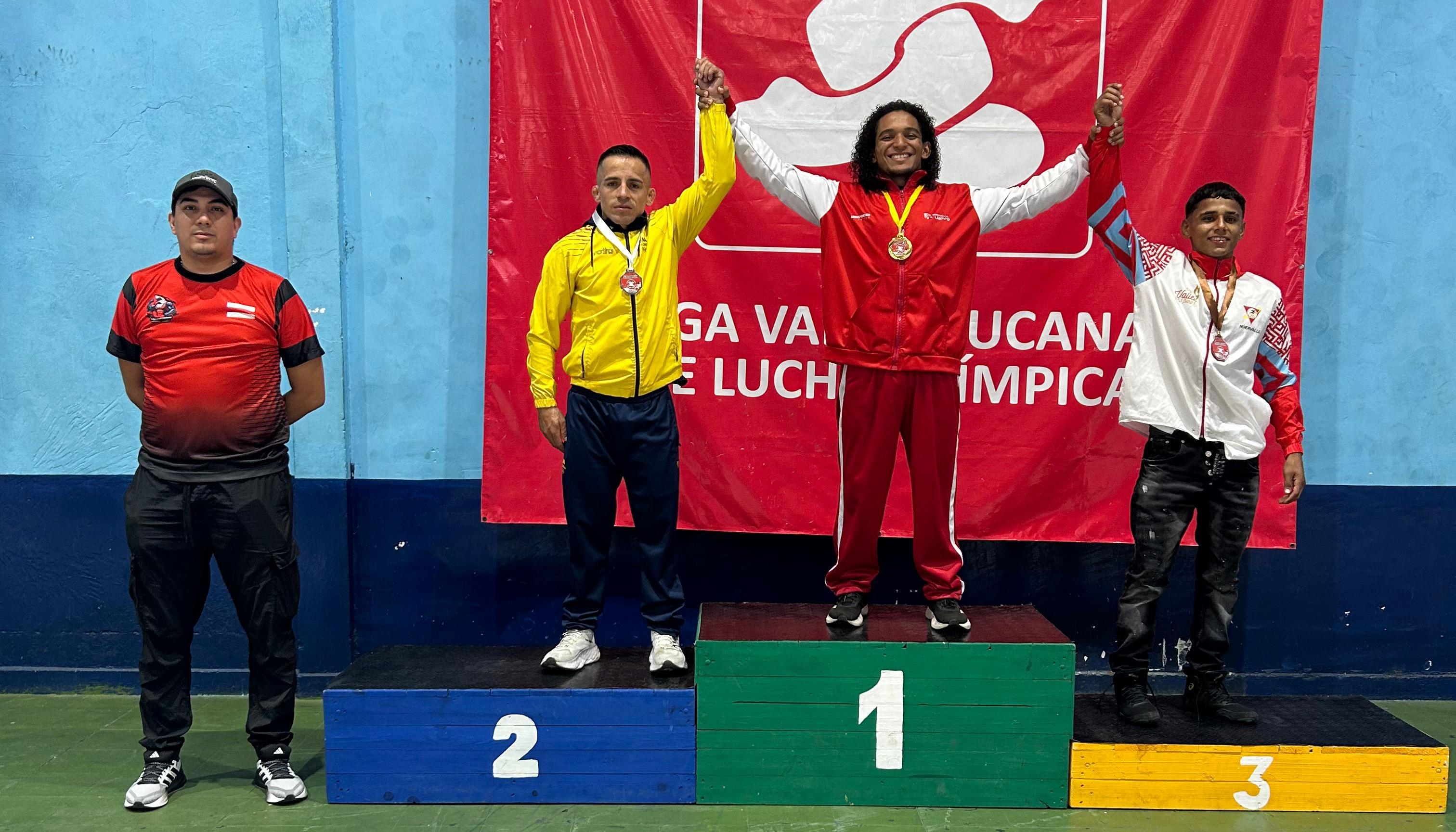 El atlanticense José Castañeda, en el podio tras ganar la medalla de oro.