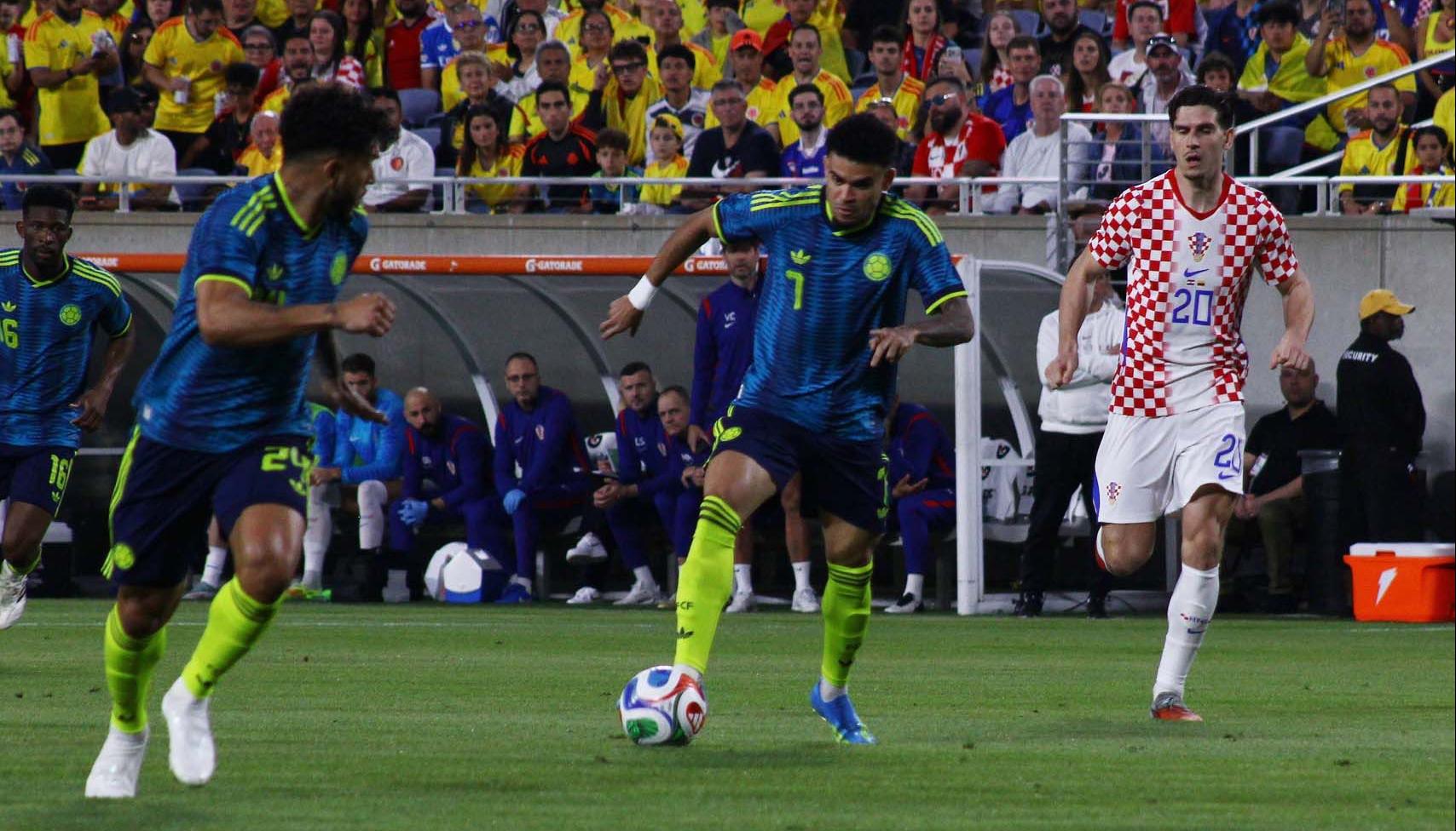 Luis Díaz en un avance hacia la portería de Croacia. 