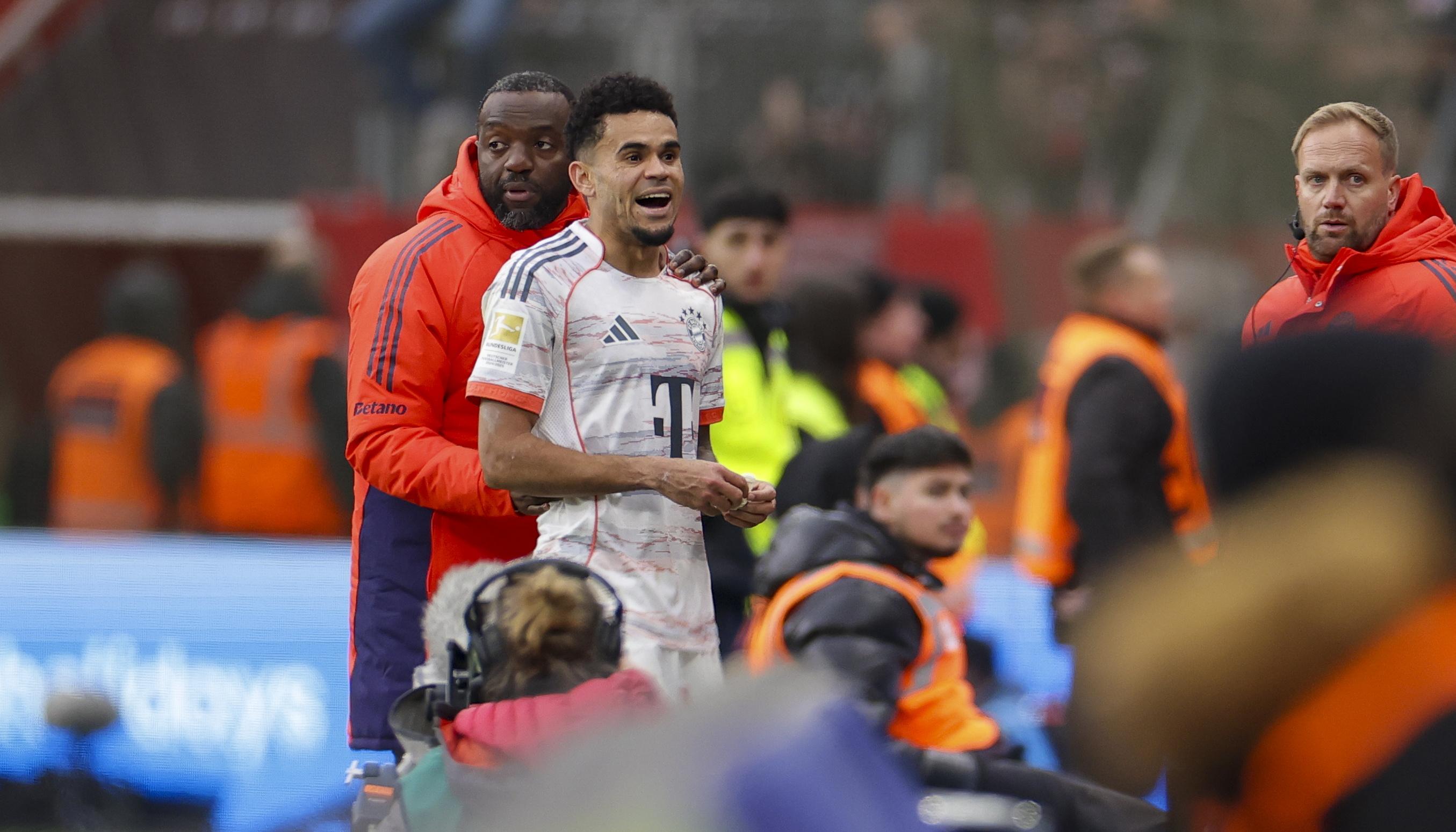 Luis Díaz abandona la cancha tras ser expulsado en el partido contra el Bayer Leverkusen.