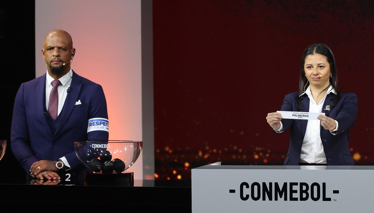 Luciana Antunes, gerenta de competiciones de la Conmebol, muestra el nombre de Palmeiras, uno de los rivales del Junior.
