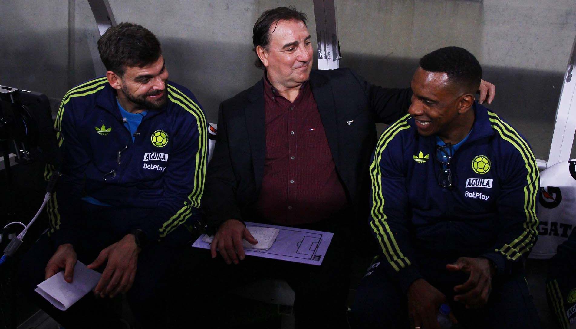 Néstor Lorenzo bromea con su asistente Luis Amaranto Perea. 