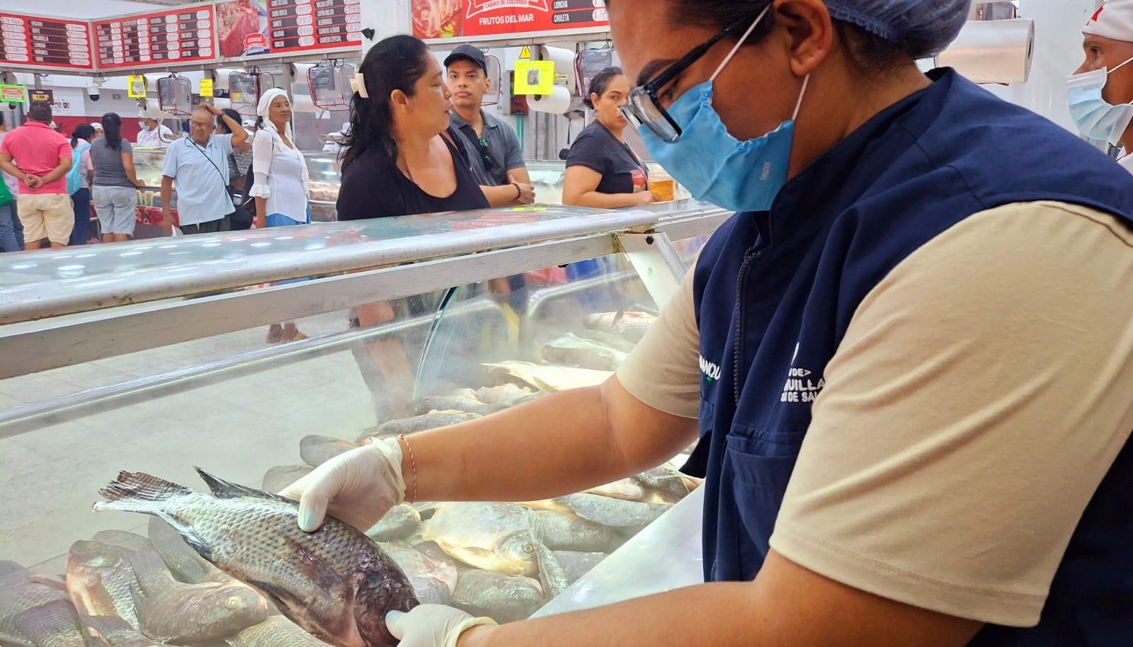 Personal de la Secretaría de Salud hace inspecciones de los alimentos en comercios. 