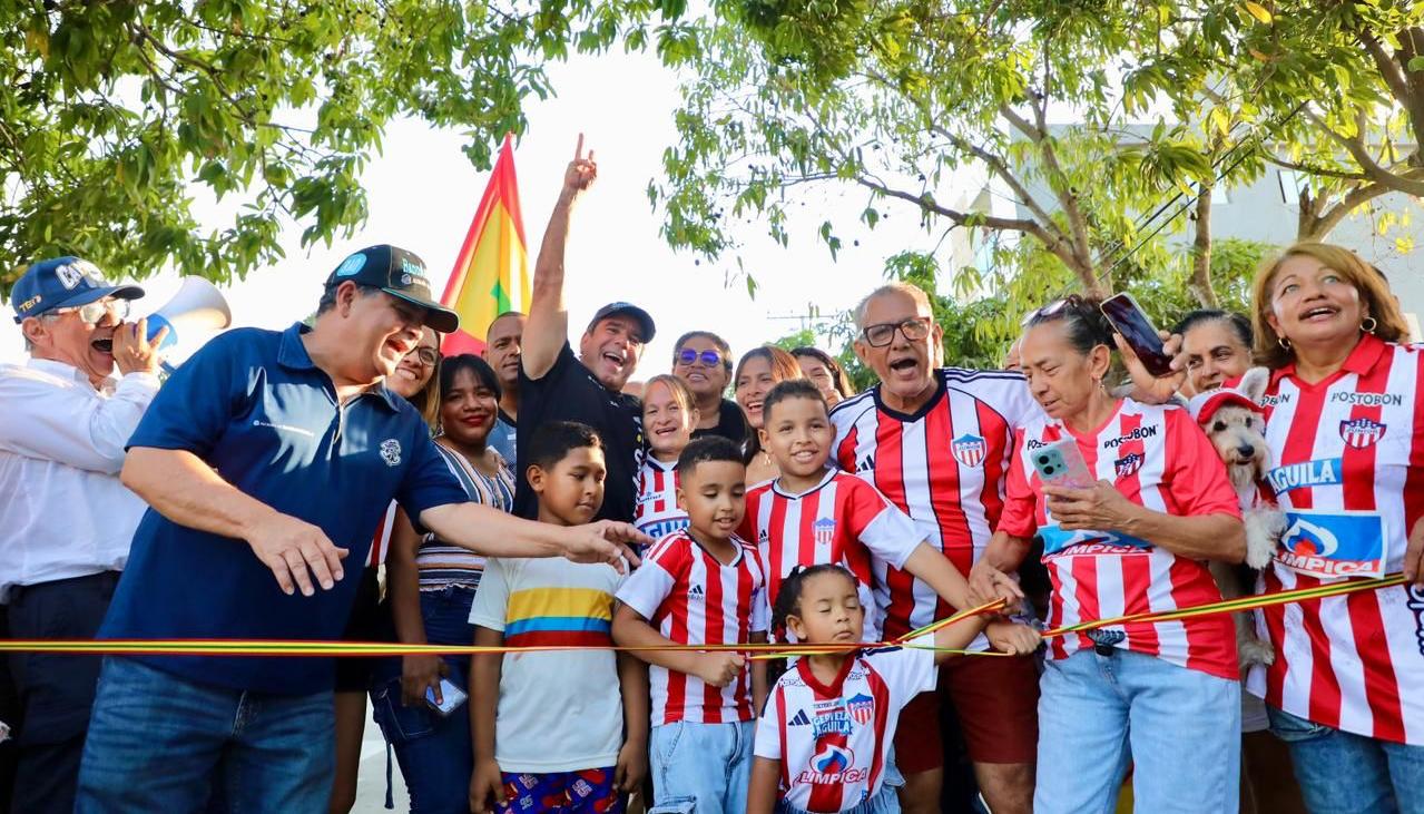 El alcalde de Barranquilla, Alejandro Char, con habitantes del barrio Las Palmas. 