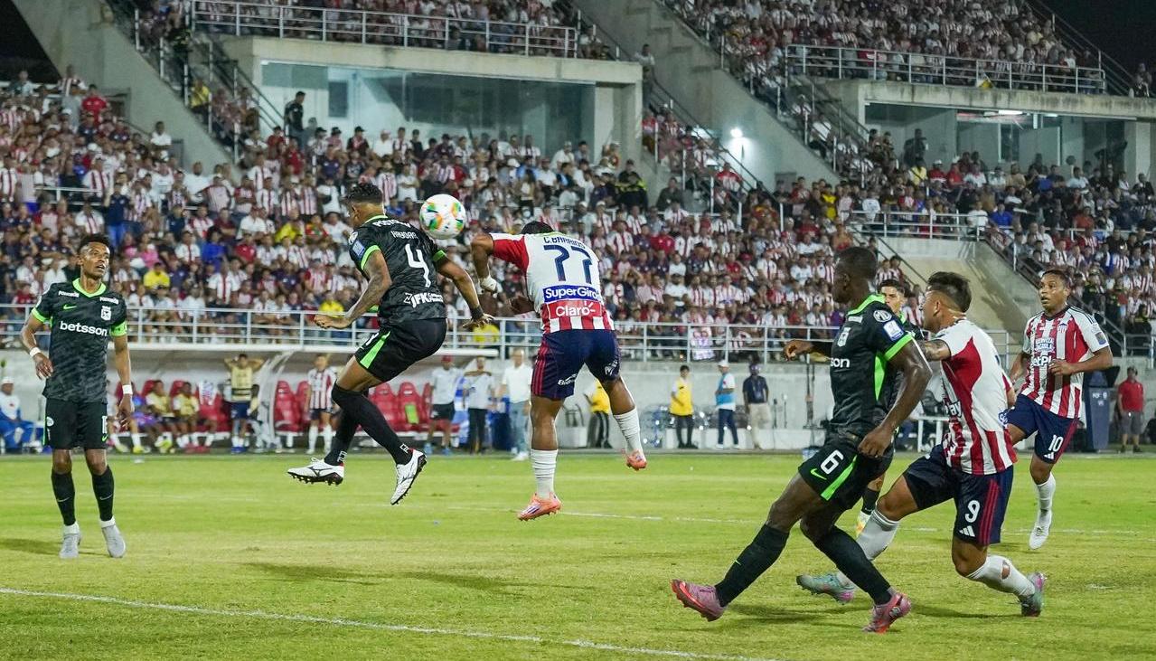 Cristian Barrios salta a disputar la pelota con César Haydar.