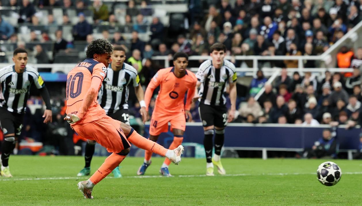 Lamine Yamal cobra el penalti que le dio el empate al Barcelona. 