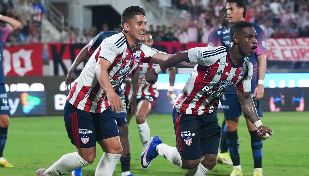 Jean Pestaña, autor del gol del triunfo de Junior, celebra con Guillermo Paiva. 