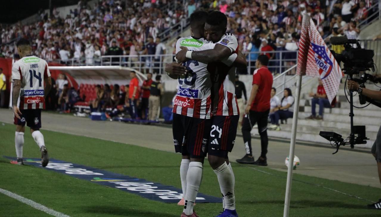 Jean Pestaña se confunde en un abrazo con Yeison Suárez, tras marcar el gol del triunfo de Junior sobre Fortaleza.