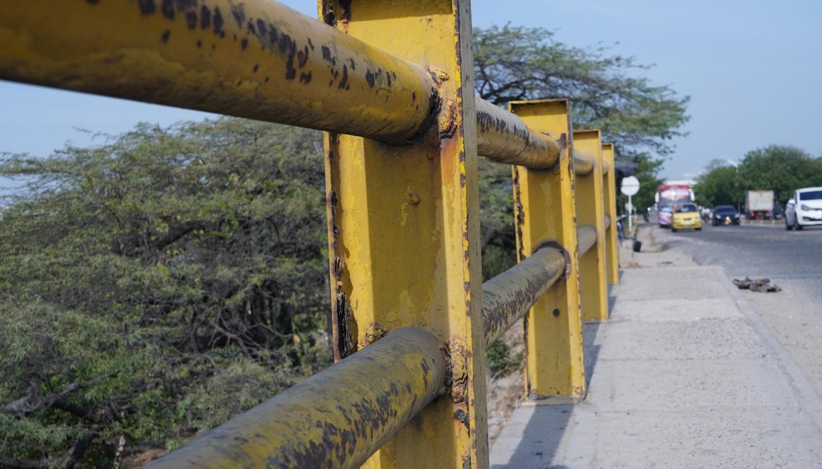 Las barandas del puente están en mal estado.